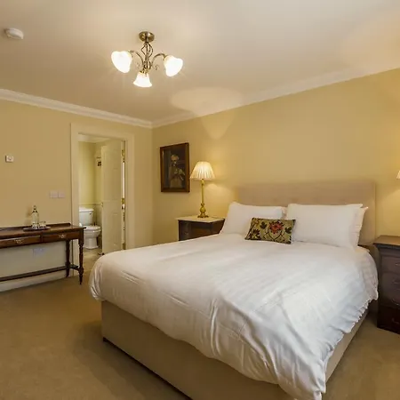 College Hill House 4*