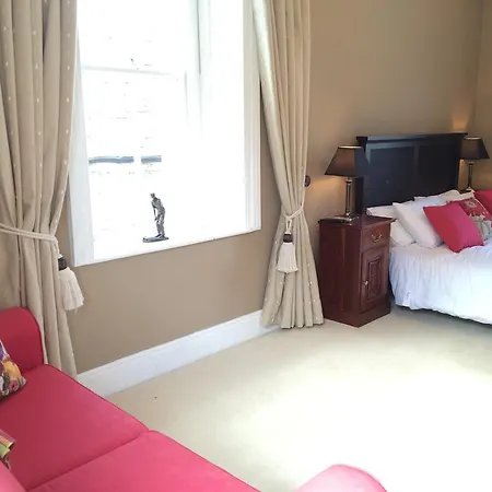 College Hill House 4*