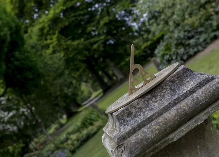 College Hill House 4*