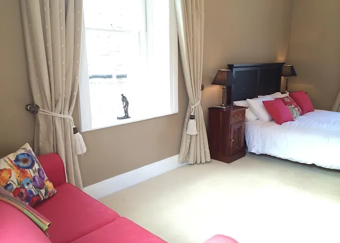 College Hill House 4*